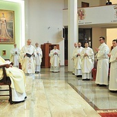 Przedstawienie kandydatów podczas liturgii.