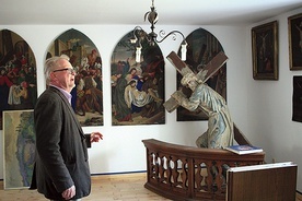 Ryszard Makowiecki w jednej z sal muzealnych.