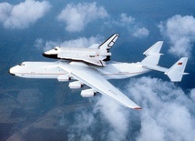 An-225 został zaprojektowany   w celu przenoszenia  wahadłowców kosmicznych