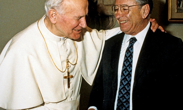 Serdecznym przyjacielem Karola Wojtyły z czasów szkolnych był Jerzy Kluger. Przyjaźń ta przetrwała całe życie, a kiedy kard. Wojtyła został papieżem, wielokrotnie spotykał się z przyjacielem mieszkającym w Rzymie.