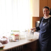 Siostry zakonne i Caritas AG przygotowują ciasta dla medyków - przepis z gdańskiego Brętowa