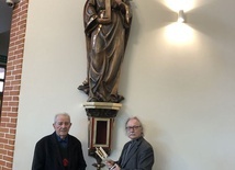 Fundator, z lewej, oraz prof. Czesław Dźwigaj obok figury św. Rity.