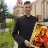 Ks. Piotr Sipiorski z obrazem MB Łaskawej pod kościołem w Dzierżoniowie.