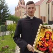 Ks. Piotr Sipiorski z obrazem MB Łaskawej pod kościołem w Dzierżoniowie.