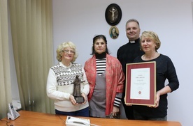 Za swoją działalność w 2017 r. zostali uhonorowani nagrodą "Ubi Caritas". Ks. Robert Kowalski z wolontariuszkami (od prawej): Jadwigą Gozdór, Barbarą Bandyką i Zofią Piątek.