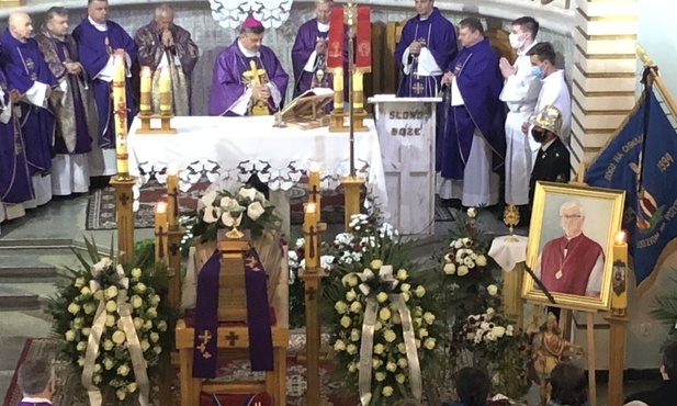 Mszy św. pogrzebowej w kościele NMP Nieustającej Pomocy w Międzybrodziu Żywieckim przewodniczył bp Roman Pindel.