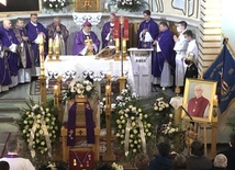 Mszy św. pogrzebowej w kościele NMP Nieustającej Pomocy w Międzybrodziu Żywieckim przewodniczył bp Roman Pindel.