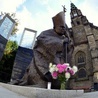 Wojciech Murdzek jeszcze jako prezydent Świdnicy sporo uwagi poświęcał postaci św. Jana Pawła II. Na zdjęciu pomnik znajdujący się przed świdnicką katedrą.