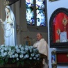 Poniżej relikwii św. Jana Pawła II - wotum za zdrowie i życie ofiarwoane przez ks. proboszcza.