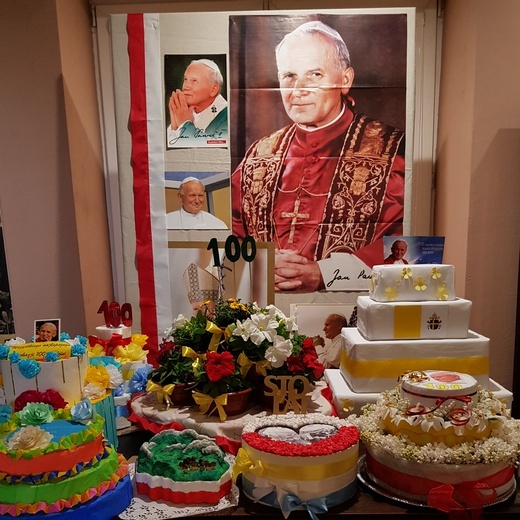 Tum. Świętują urodziny Papieża Jana Pawła II.