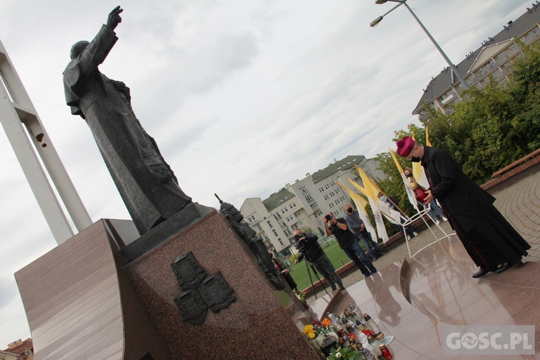 Modlitwa pod pomnikiem Jan Pawła II w Gorzowie Wlkp.