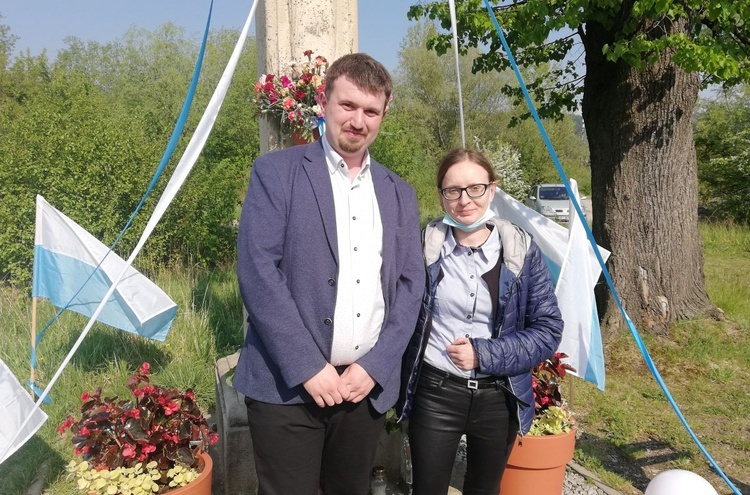 Ania Szczotka i Patryk Zwardoń pod XIX-wiecznym krzyżem na os. Langiewicza.