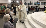 Stalowa Wola, parafia św. Jana Pawła II. Błogosławieństwo relikwiami patrona parafii.