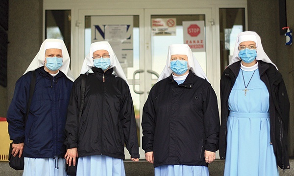 ▲	Przed wejściem do szpitala zakaźnego w Kędzierzynie-Koźlu. Od lewej: s. Estera, s. Marietta, s. Michalina i s. Damiana.