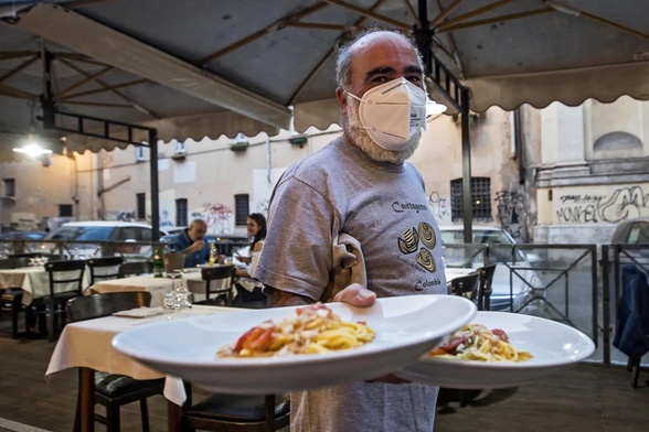 Włochy: Otwarto 90 proc. sklepów oraz 70 proc. barów i restauracji