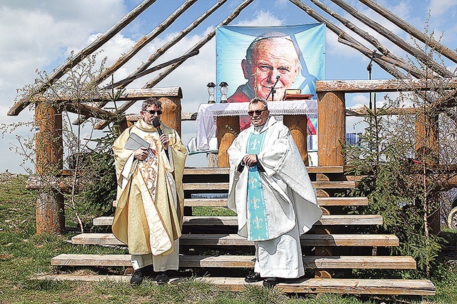 Ks. Jan Gawlas i ks. Roman Sławeński pod Krzyżem Jubileuszowym Ziemi Żywieckiej.