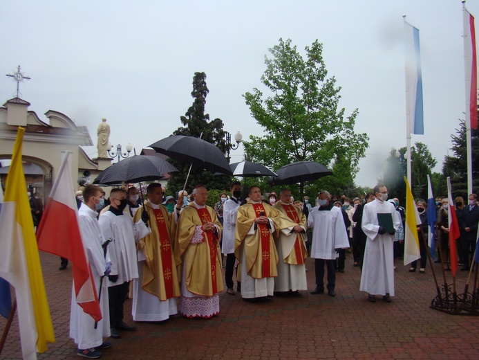 W uroczystościach uczestniczyli wierni, kapłani, a także bp Andrzej F. Dziuba. 