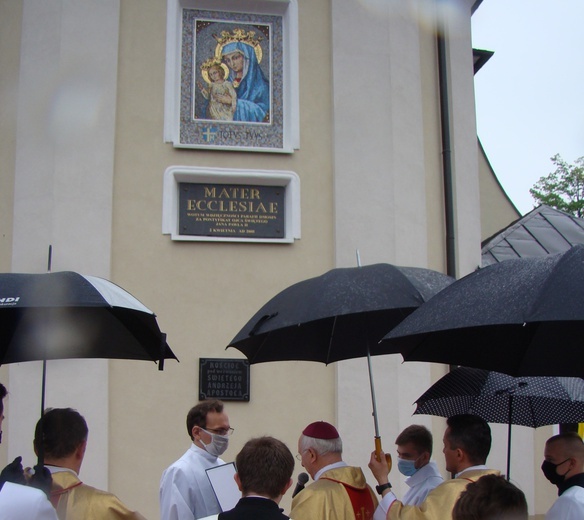 W Dmosinie, przed wizerunkiem Matki Kościoła, której całkowicie zawierzył się św. Jan Paweł II, wierni dziękowali za jego pontyfikat. 