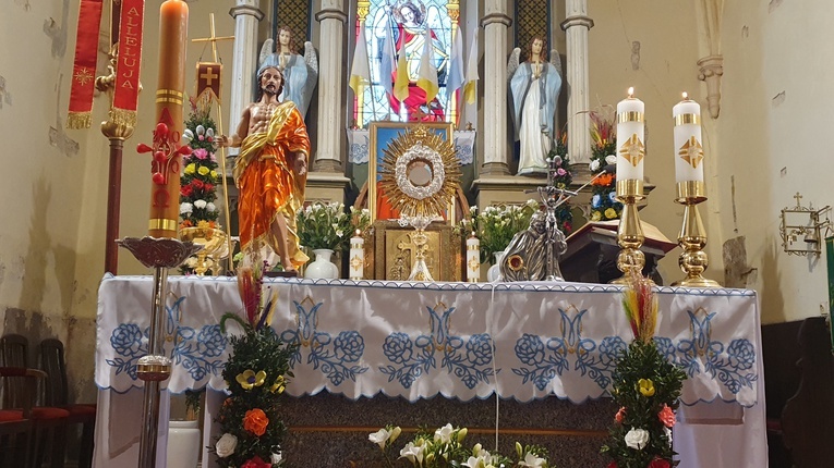 Adoracja Najświętszego Sakramentu w Milikowicach. Obok monstrancji nowy relikwiarz, przedstawiający św. Jana Pawła II.