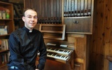 Ks. Attila jest nie tylko dyrygentem chóru, ale także organistą koncertmistrzem.