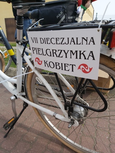 Napis na rowerze wskazuje na charakter wyprawy.
