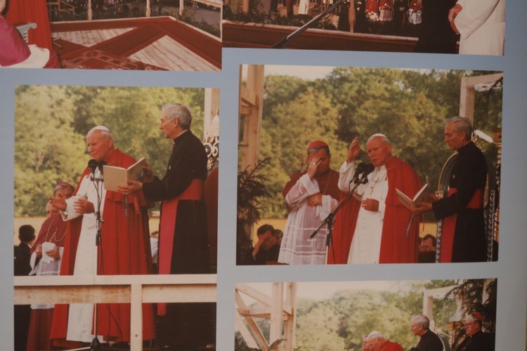 Wystawa zdjęć z papieskiej wizyty w Żywcu