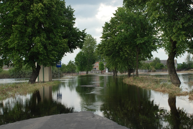 Pola i drogi zalane wodą - taki był krajobraz okolic Troszyna 10 lat temu.