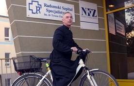 Ks. Mirosław Bandos, miłośnik wypraw rowerowych, od 23 lat jest kapelanem w Radomskim Szpitalu Specjalistycznym.