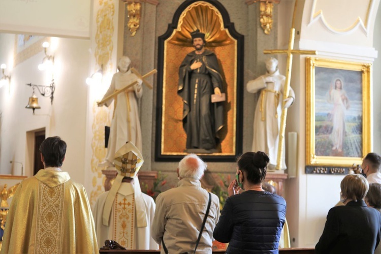 Modlitwa do św. Jana Sarkandra przed jego ołtarzem i relikwiami.