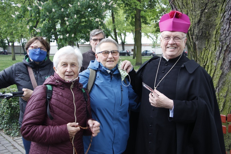 Pątników wychodzących z Łowicza żegnał bp Józef Zawitkowski.