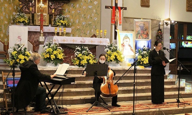 Od lewej: Janusz Kohut, Urszula Mizia i Joanna Korpiela-Jatkowska w kościele na Złotych Łanach.