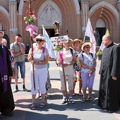 ▲	Ks. Krzysztof Bochniak (z lewej) zachęca, by modlić się razem z pątnikami. 