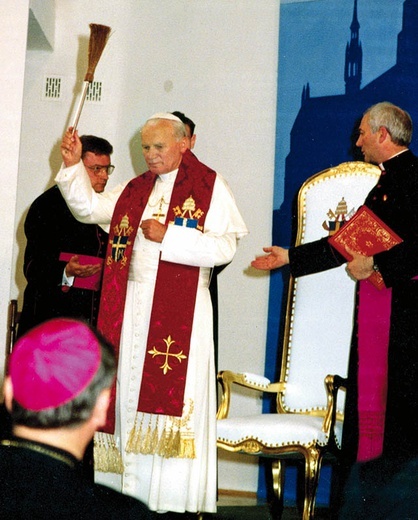►	Papież poświęcił radomskie sanktuarium w auli, która dziś nosi jego imię.