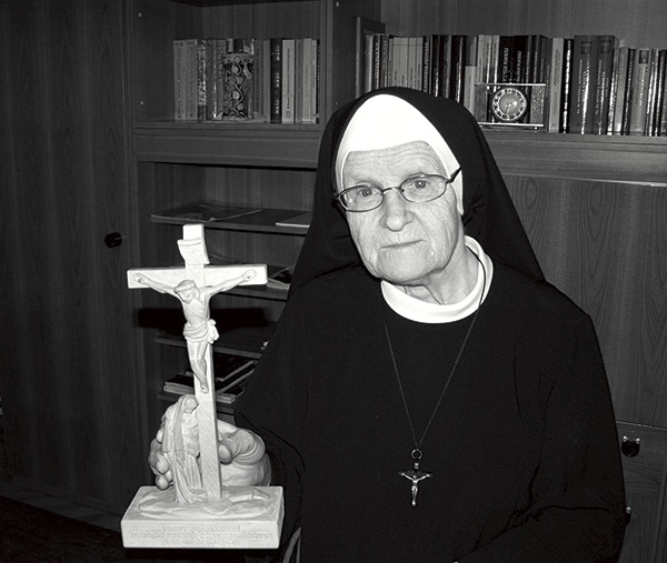 ▲	Z krzyżem, który był najcenniejszą pamiątką po biskupie Janie Wosińskim.
