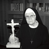 ▲	Z krzyżem, który był najcenniejszą pamiątką po biskupie Janie Wosińskim.