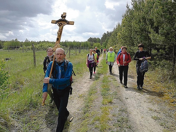W niedzielę rano pielgrzymi udali się w drogę.  Będą szli głównie bocznymi drogami i lasami.