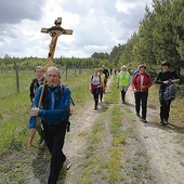 W niedzielę rano pielgrzymi udali się w drogę.  Będą szli głównie bocznymi drogami i lasami.
