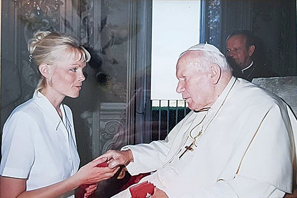 Wizyty wiernych w papieskiej letniej rezydencji należały do rzadkości. Małgorzata Dembińska-Staszak w trakcie indywidualnej audiencji w Castel Gandolfo, 13.08.2000 r. 