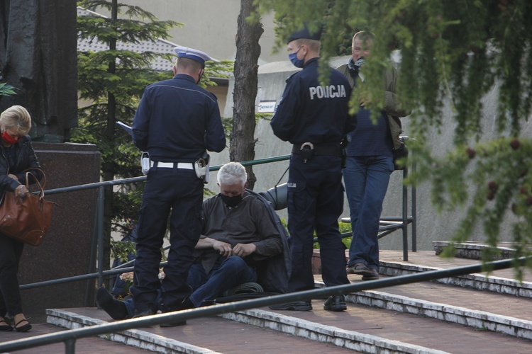 Wczoraj policjanci wylegitymowali i pouczyli pielgrzymów. Dziś ponowili czynności.