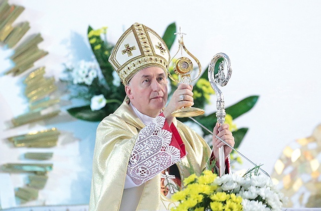 ▲	Błogosławieństwo relikwiami papieskimi.