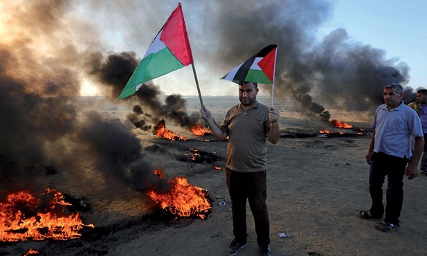 Palestyńczycy demonstrują przeciwko planom aneksji przy granicy z Izraelem.