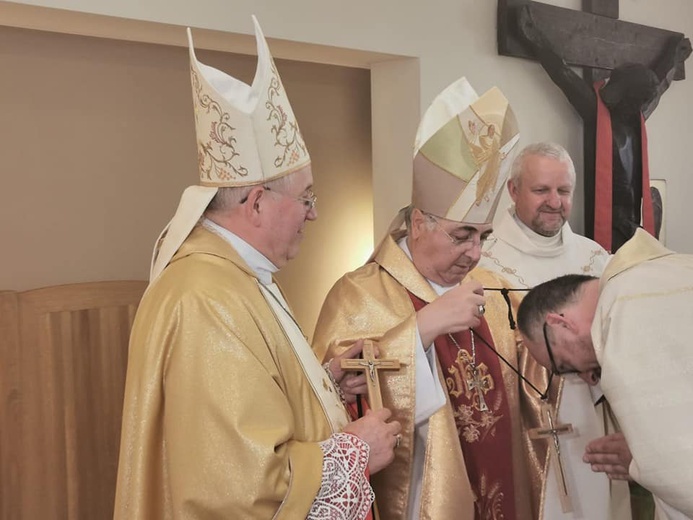 Ks. Grzegorz Kozioł z Tarnowa otrzymał krzyż misyjny od nuncjusza apostolskiego w Polsce