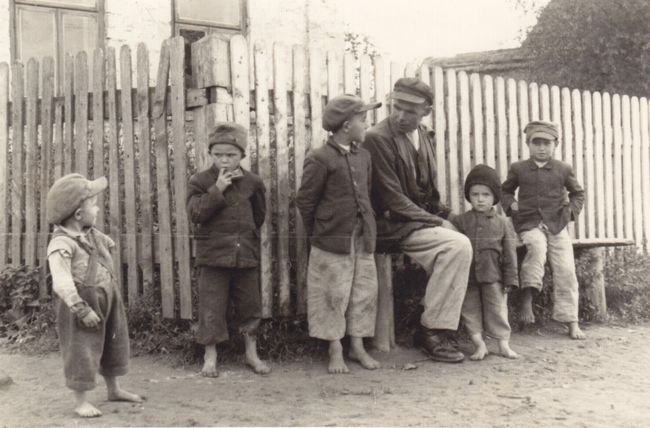 Dzieci z Zofianki Górnej podczas okupacji.