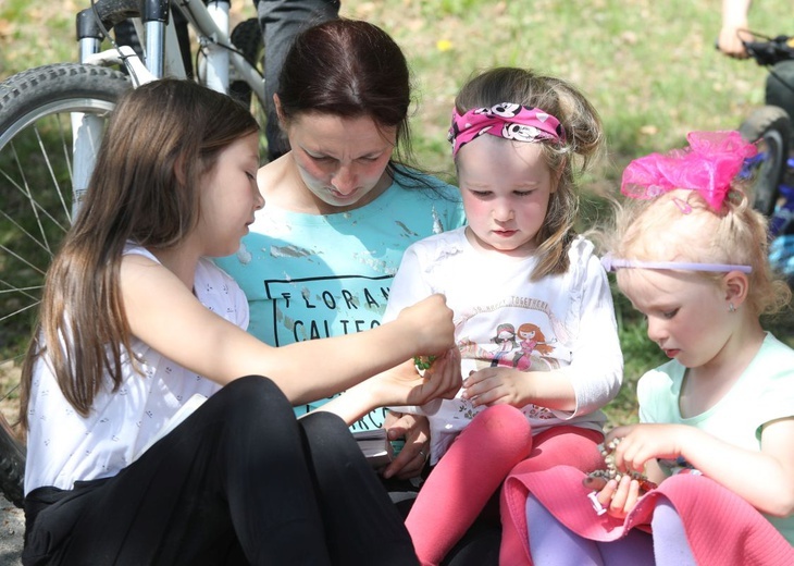 Od najmłodszych lat dzieci wychowują się tu z różańcem w rękach