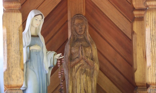 W kapliczce dziś wysłuchują modlitw już dwie figurki Maryi...