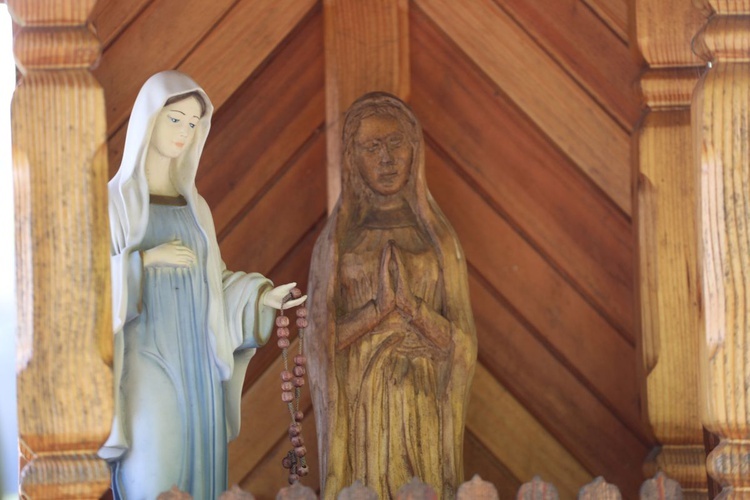 W kapliczce dziś wysłuchują modlitw już dwie figurki Maryi...