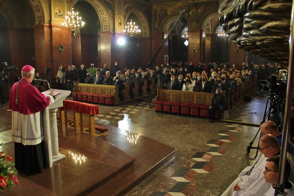 Abp Skworc w Piekarach Śl.: „Miłość społeczna jest otwarta ku wszystkim ludziom”