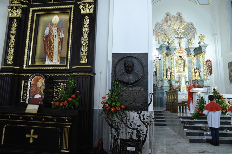 Ołtarz boczny z obrazem św. Jana Pawła II i epitafium kard. Wyszyńskiego - obaj byli obecni na koronacji obrazu Matki Bożej Okulickiej.