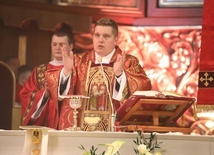 Ks. Kamil Piwowarczyk sprawuje swoją pierwszą Eucharystię w katedrze św. Mikołaja.