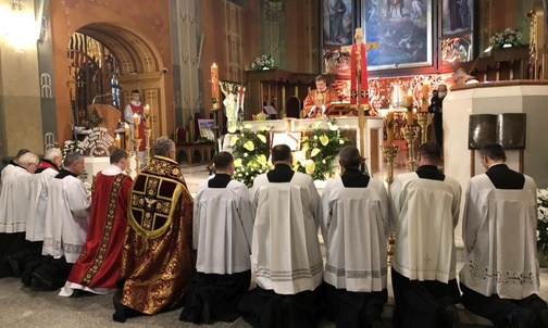 Prymicyjne błogosławieństwo kapłanów w katedrze.
